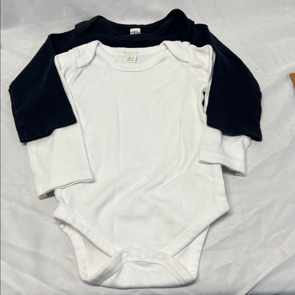 Colored Organics Black and White Long Sleeve 2 Onesies Bundle Size 12-18 months